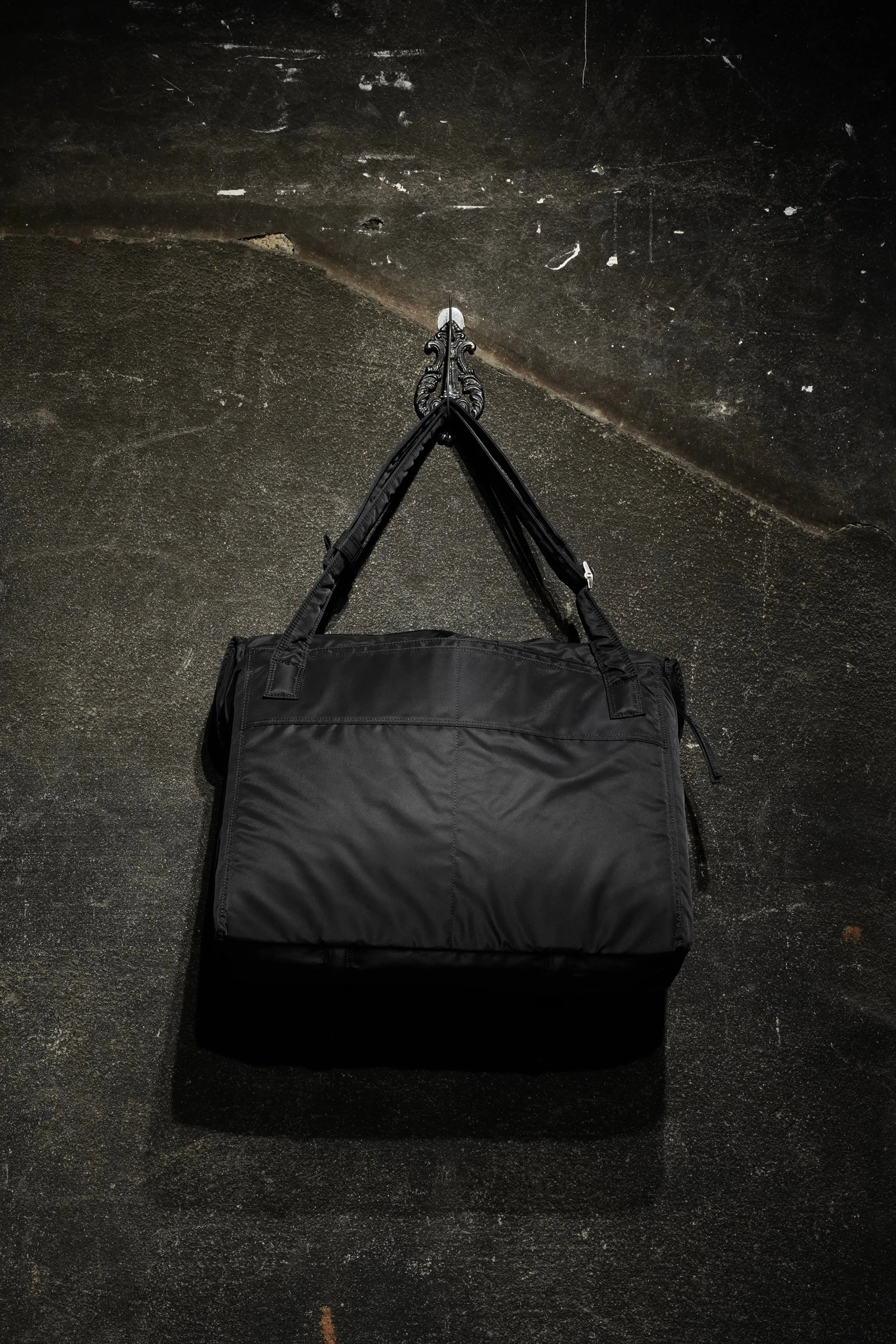 SAGAN VIENNA MESSENGER BAG (BLACK)
