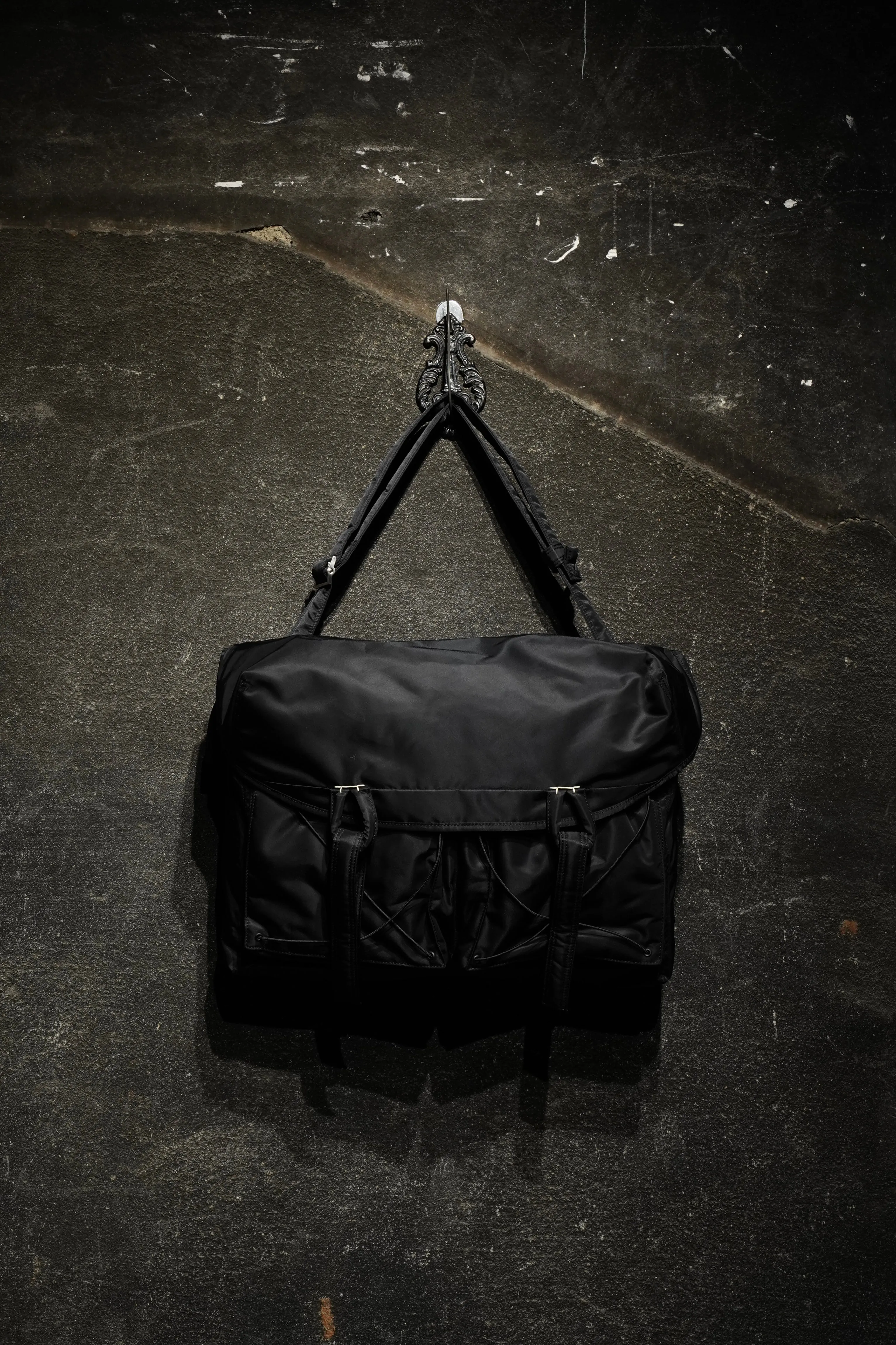 SAGAN VIENNA MESSENGER BAG (BLACK)