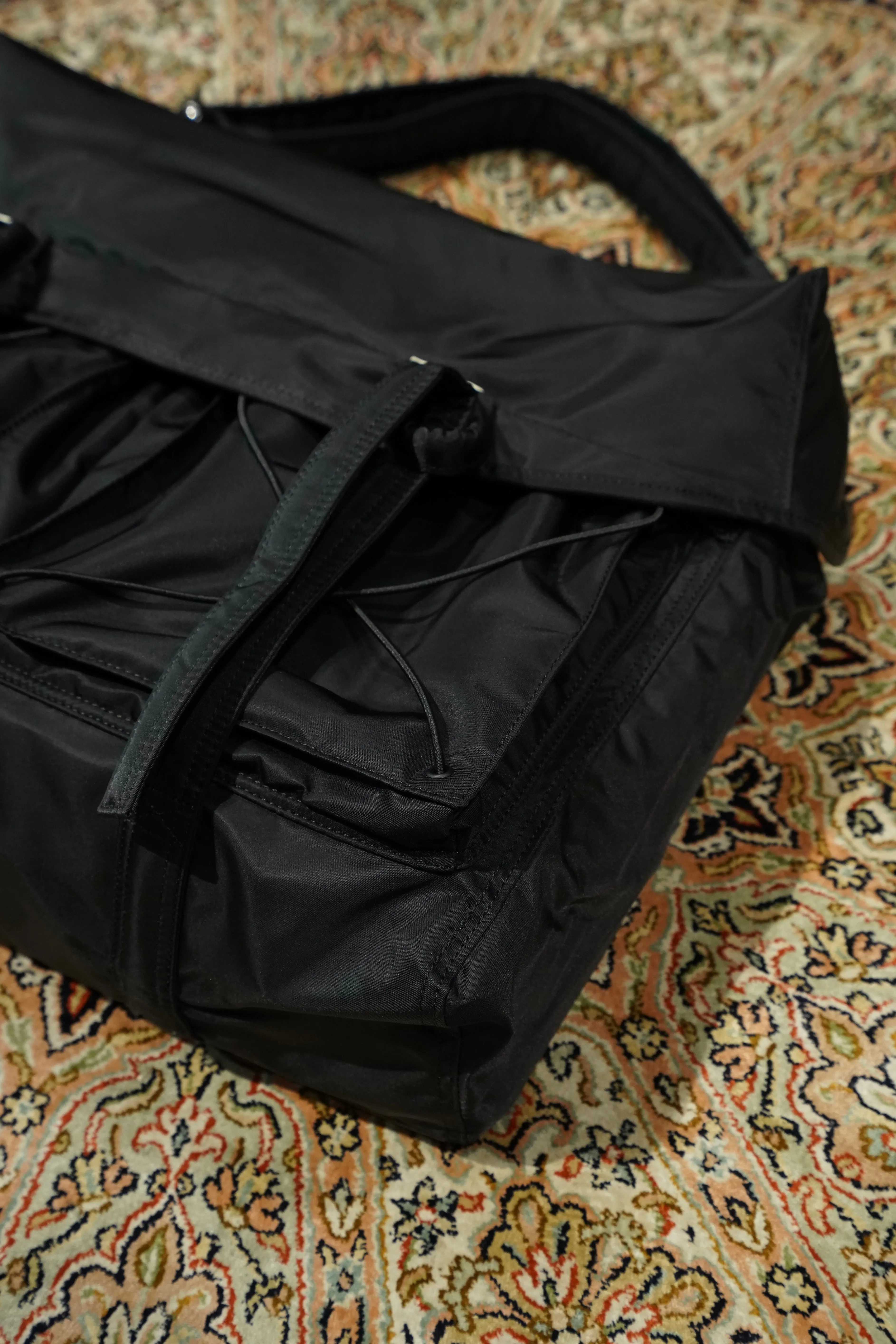 SAGAN VIENNA MESSENGER BAG (BLACK)