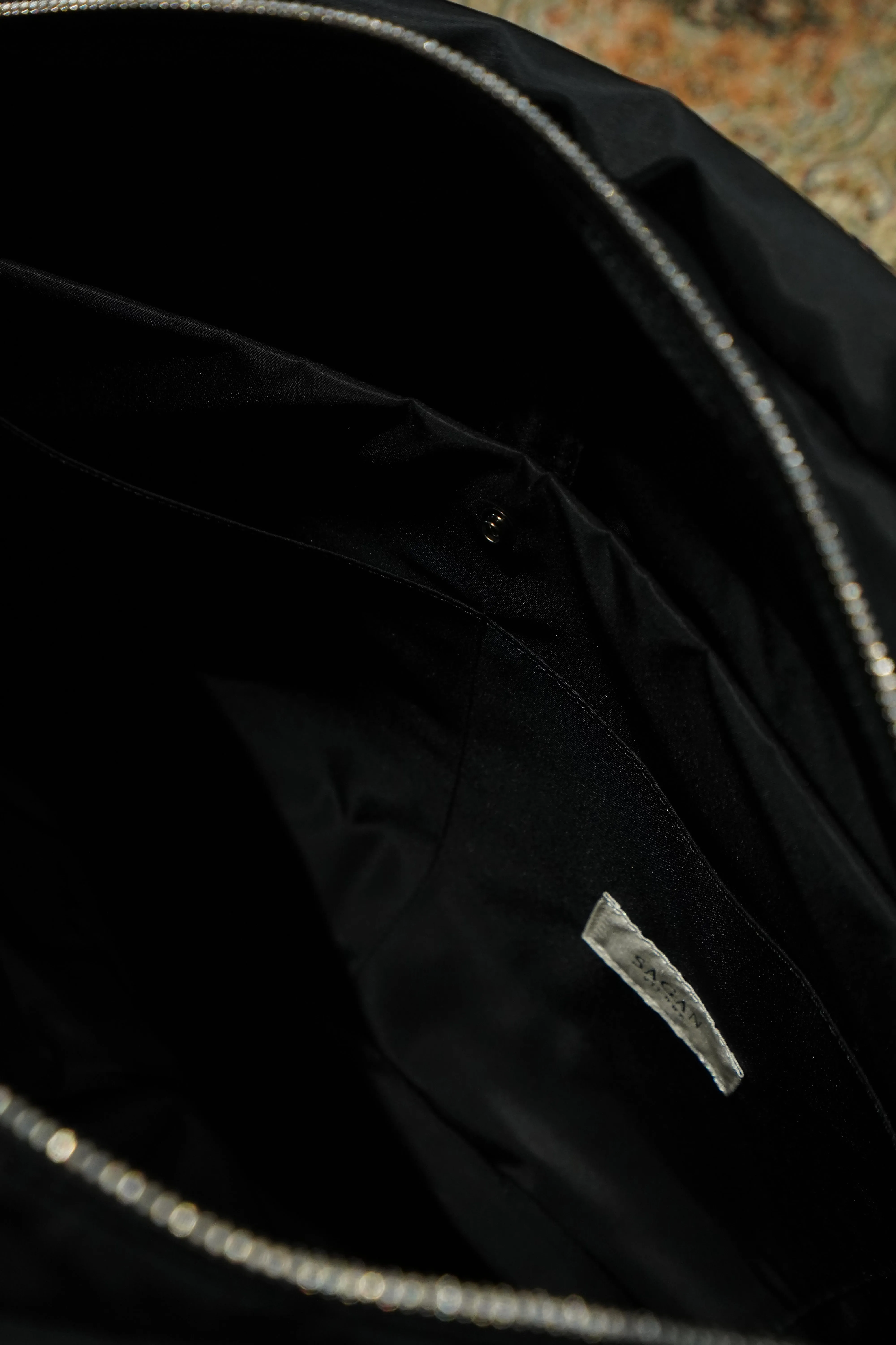 SAGAN VIENNA MESSENGER BAG (BLACK)