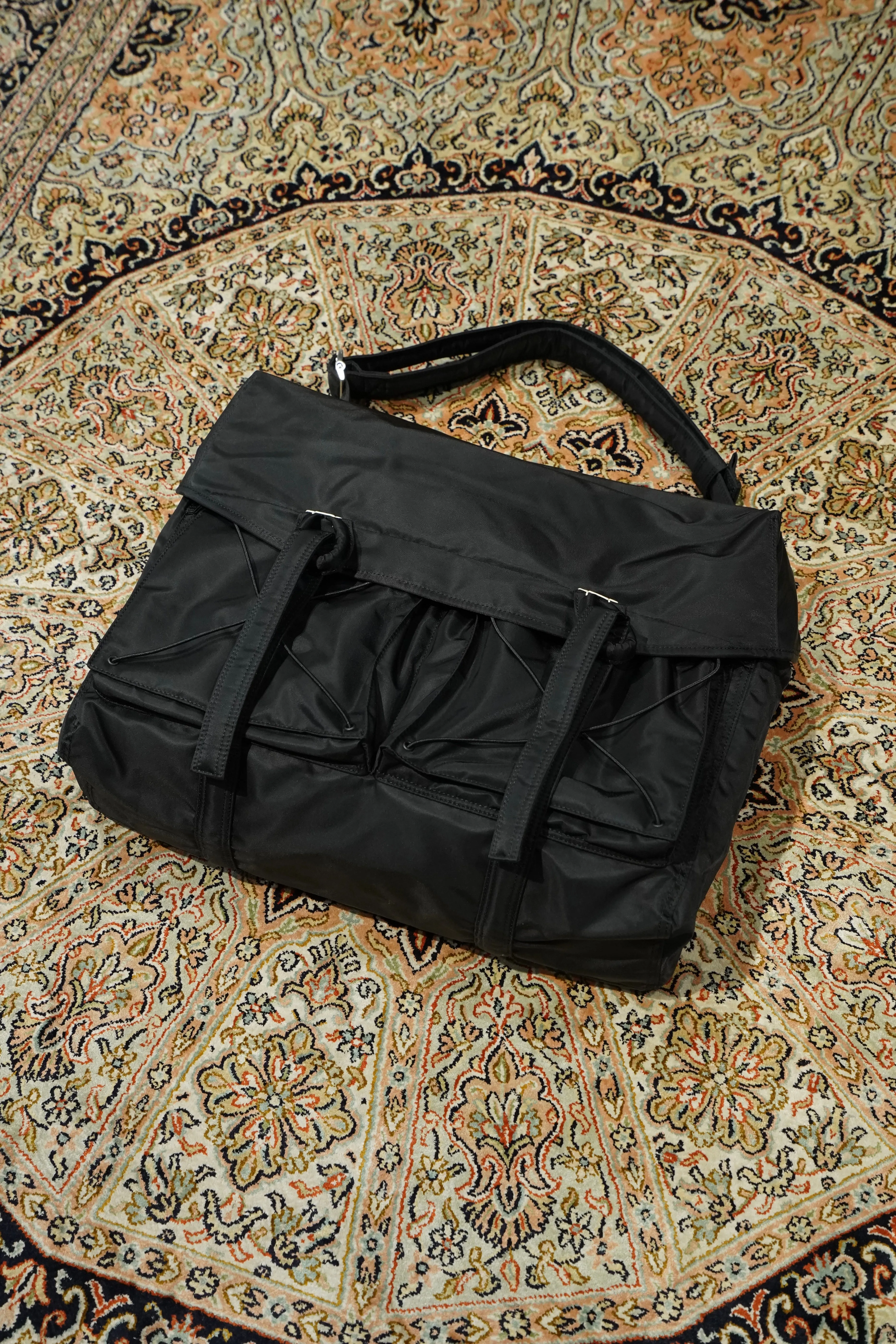SAGAN VIENNA MESSENGER BAG (BLACK)