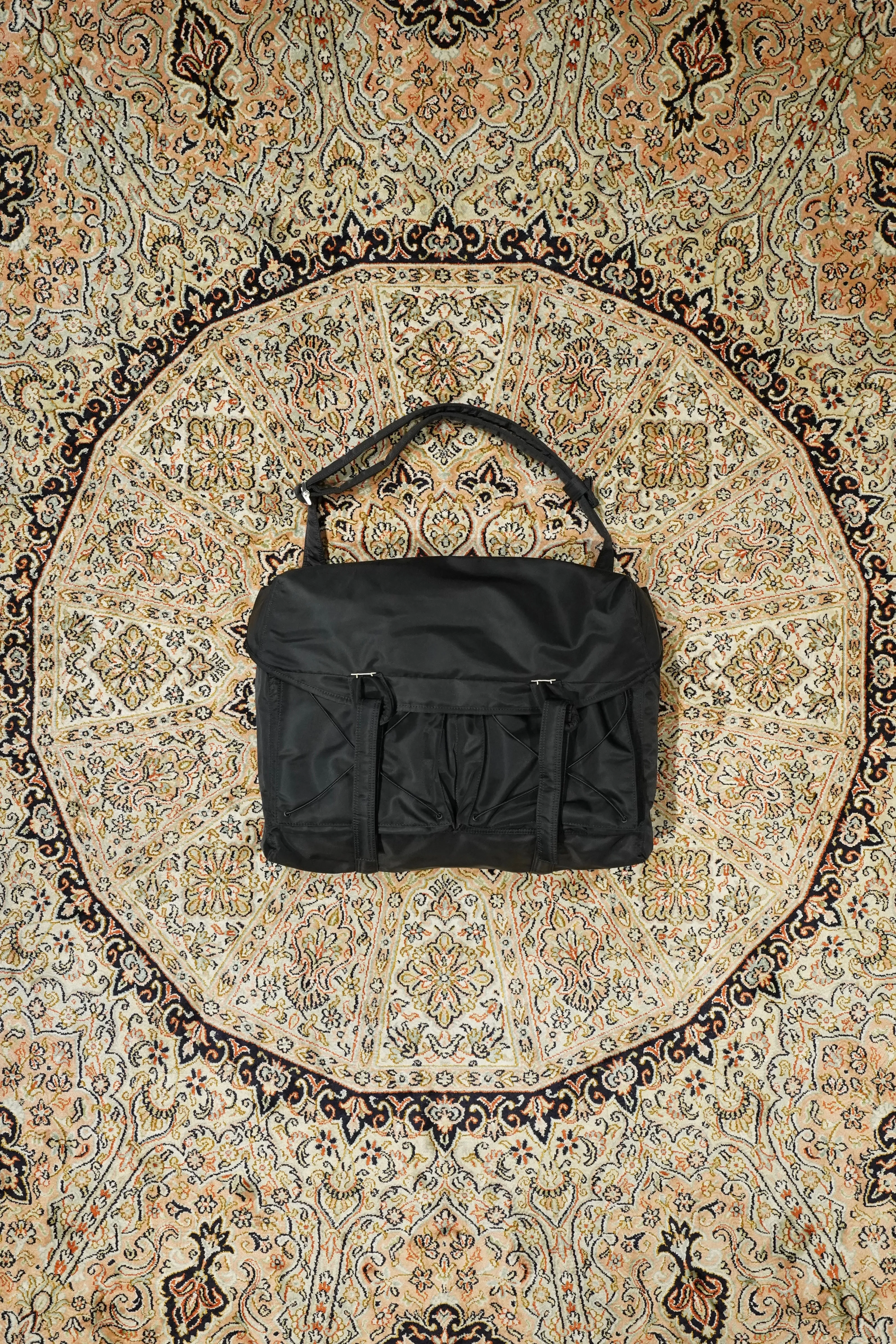 SAGAN VIENNA MESSENGER BAG (BLACK)